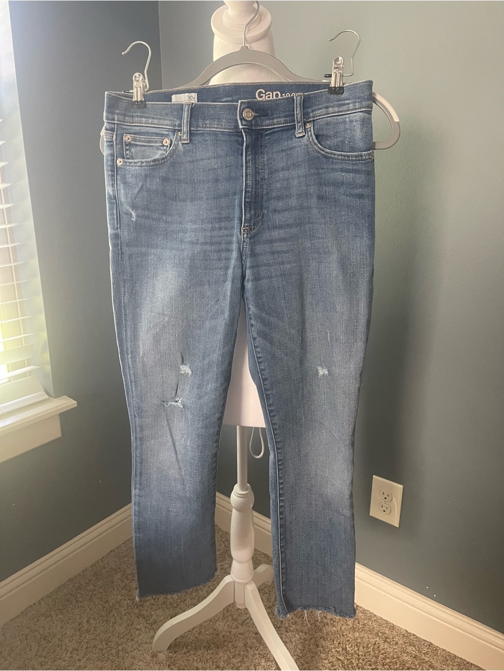 Gap Resolution Slim Straight Jeans Women’s 30 Short Medium Wash Distressed Raw